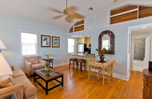 Old Town Cottage | PINEAPPLE COTTAGE ~ Adorable, Updated Old Town Cottage w/Shared Heated Pool!