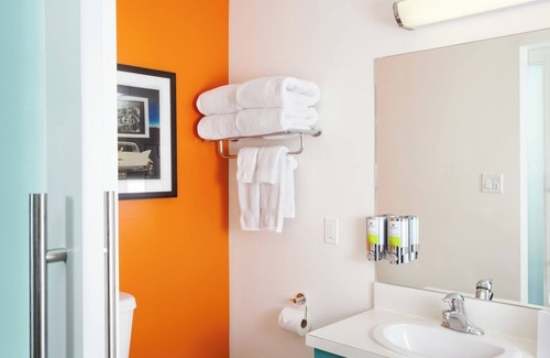 University District Hotel | Pineapple Queen Sanctuary w/Shower, Near UW Campus, 2 Family Ready Rooms