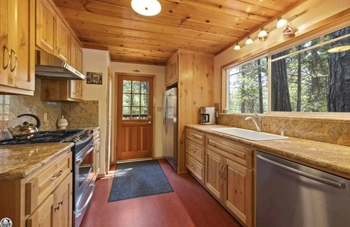 Long Barn Cabin | Pinecrestarearental #15 9/5-12/10 no holidays book 2 nights get 3rd night free.
