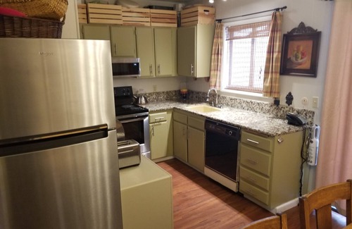 Pinecrest Condo | PinecrestAreaRentals #6 9/5-12/10 no holidays book 2 nights get 3rd night free.