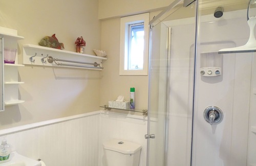 Sidney Cottage | Pinetree Cottage a home away from home