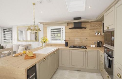 Wells-next-the-Sea Cabin | Pinewoods Saltmarsh Lodge sleeps 6 – no.2
