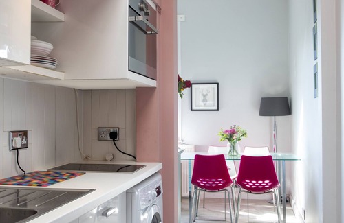 Earl's Court Apartment | PINK PALACE STUDIO in Central London- a studio but a LARGE MODERN Studio