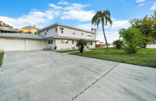 Ozona House | Pink Pony Villa – Waterfront Escape w/Pool, Studio & Themed Rooms