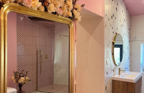 Anduze Bed & Breakfast | Pink Room - La Vie en Rose