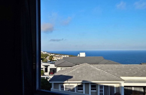 Pinnacle Point House | Pinnacle Golf Estate: 4-Bedroom, 5-Bed Modern Luxury with Sweeping Ocean Views.