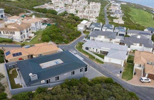 Pinnacle Point House | Pinnacle Golf Estate: 4-Bedroom, 5-Bed Modern Luxury with Sweeping Ocean Views.