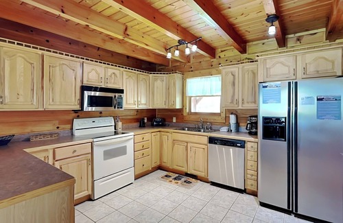 Union Grove Cabin | Pinnacle Place | Wraparound Deck w. Lake Views + Game Room