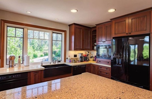 Freestone House | Pinot Views, sleeps 10, Pool/Spa, BBQ, Firepit
