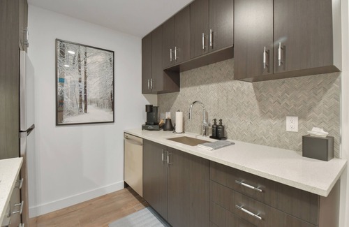 Deer Valley Apartment | Pioche at Deer Valley East Village next to Jordanelle Gondola, Hot Tub, King Bed, EV, Bike Storage