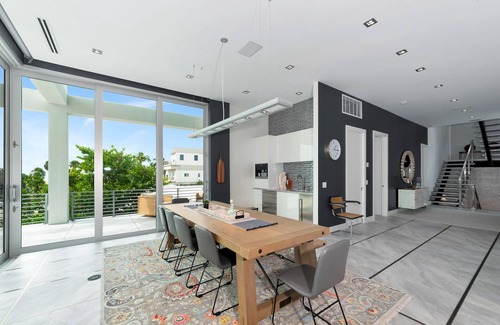 Sarasota House | Pirate House: Gulf Front, Pool, #1 Location Lido Key, St. Armands One Block.