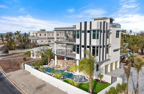 Sarasota House | Pirate House: Gulf Front, Pool, #1 Location Lido Key, St. Armands One Block.