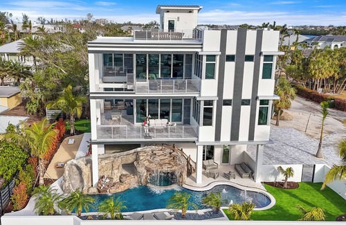 Sarasota House | Pirate House: Gulf Front, Pool, #1 Location Lido Key, St. Armands One Block.