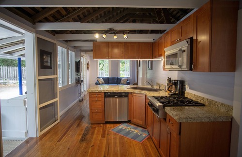 Man O War Cay House | Pirates Den - generator, cable TV and WiFi