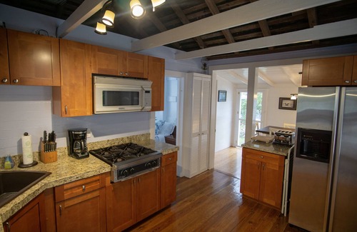 Man O War Cay House | Pirates Den - generator, cable TV and WiFi