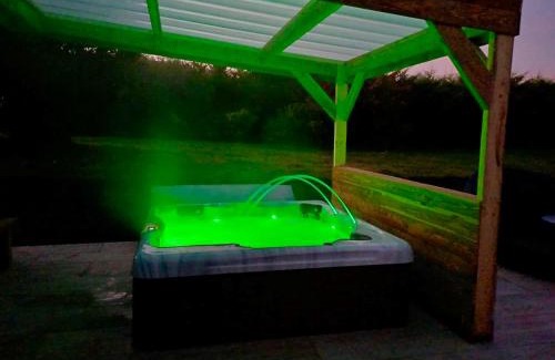 Ploudaniel House | Piscine intérieure privée chauffée spa toute lannee disponible minimum 2 nuits