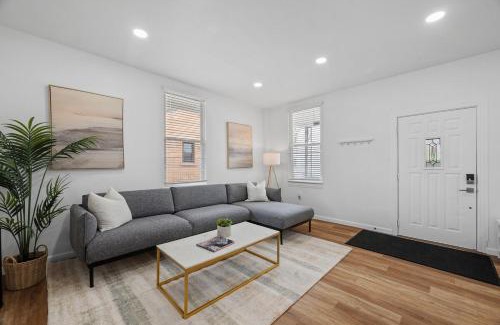 Pittsburgh Apartment | Pittsburgh Spacious and Modern Three Bedroom Apartment with Free Parking