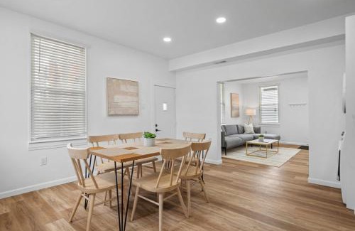 Pittsburgh Apartment | Pittsburgh Spacious and Modern Three Bedroom Apartment with Free Parking