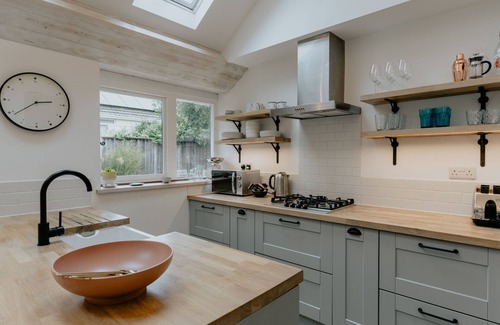 Braunton Cottage | Pixie Place - a bungalow that sleeps 5 guests in 3 bedrooms