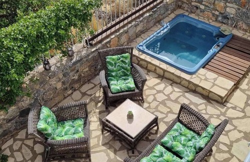 Elounda Villa | Plaka-Sleeps4-Parking-Pool-HotTub-SeaViews