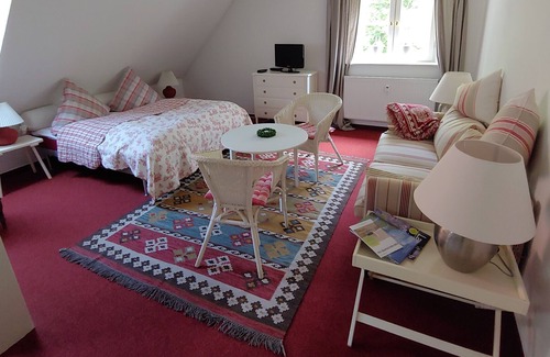 Barkelsby Apartment | Plane tree apartment at Gut Hohenstein