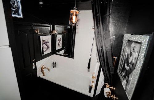 Bilston Apartment | Play Queen - A Playful Unique Hot Tub Retreat