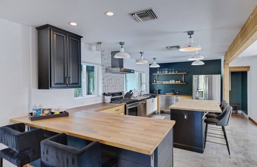 Chandler House | Playhouse Pool, Pickleball, Basketball, Axe Throwi