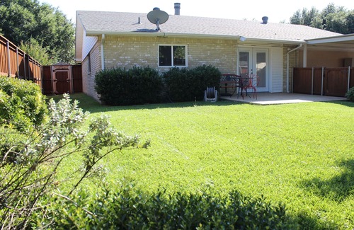 Plano House | Pleasant Home w/3 Comfy BR + Spacious Backyard (PET Friendly)