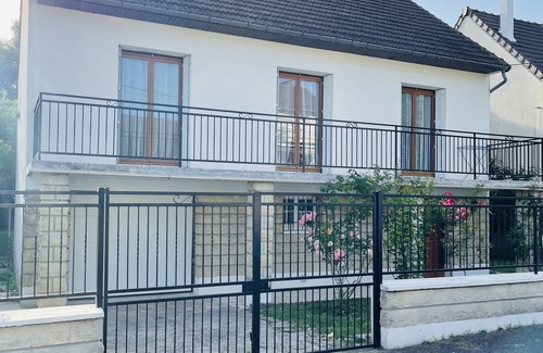 Chelles House | Pleasant house with garage