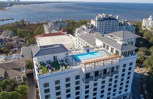 Baytowne Wharf Apartment | Pleasant Stay! Outdoor Pool, Pets Allowed, Near Versace Mansion!