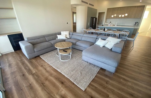 Muloowurtie House | Pleasant View Too- 5 bedrooms! Off peak special!