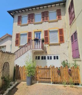 Charlieu House | Plein cœur centre historique de Charlieu avec parking et garage vélo moto