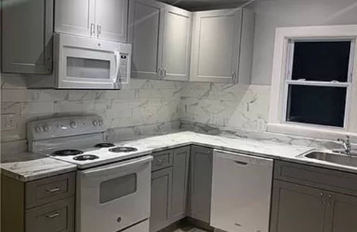 Deepwater House | Plenty of sleeping spaces. all the amenities of home. Great deck for relaxation