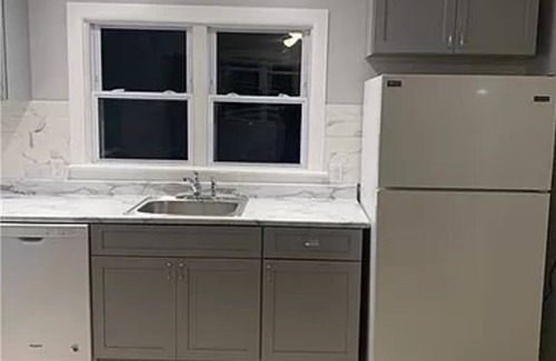 Deepwater House | Plenty of sleeping spaces. all the amenities of home. Great deck for relaxation