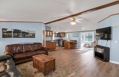 Chapin Apartment | Plum Beautiful | 3 Kings & Hot Tub on Lake Murray