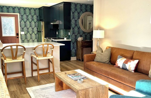 Charleston House | Plum Palm Cottage-Lux Hotel Style Stay 6 min to downtown & close to Folly Beach