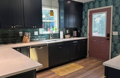 Charleston House | Plum Palm Cottage-Lux Hotel Style Stay 6 min to downtown & close to Folly Beach