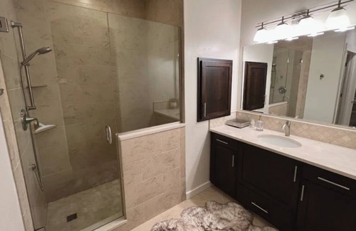 Meridian House | Plush 3BR home WiFi, Pool, Park, 🛍, Quiet, Comfy
