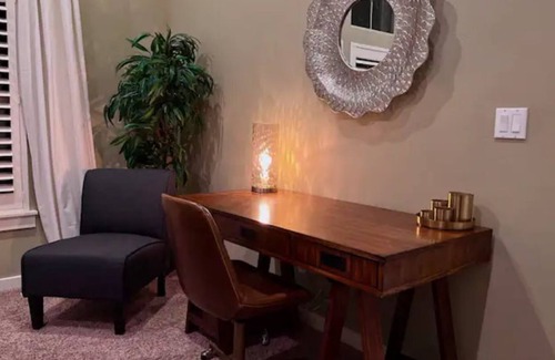 Meridian House | Plush 3BR home WiFi, Pool, Park, 🛍, Quiet, Comfy