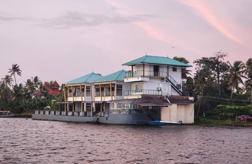 Alappuzha Resort | PMC Lakeshore Resort & Houseboat