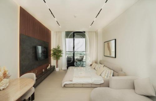 Madinat Zayed Apartment | PNB Living - Luxury Studio with Canal Views - Trillionaire Residences, Business Bay