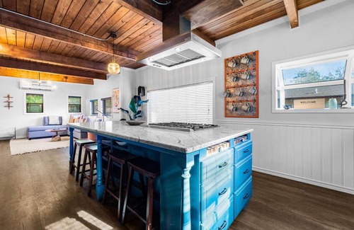 Lincoln House | PNW Downtown Hobbit Home - Detached game-room & Outdoor pizza oven!