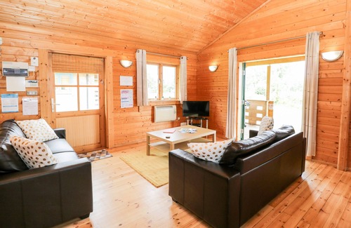 South Cerney Cottage | POCHARD LODGE, pet friendly, with a garden in South Cerney, Cotswolds