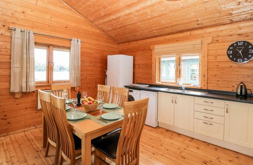 South Cerney Cottage | POCHARD LODGE, pet friendly, with a garden in South Cerney, Cotswolds