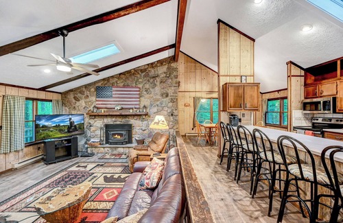 Gouldsboro House | Pocono House W/Outdoor Hottub, Pet Friendly, 2 Canoes, Kayak & Firepit