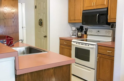 Lake Harmony Condo | Pocono Lakefront 2BR 1000Sqt. Apt Minutes From Ski Slopes! Condo w/Wifi Cable TV