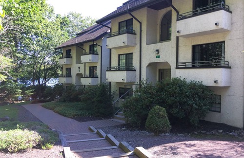 Lake Harmony Condo | Pocono Lakefront 2BR 1000Sqt. Apt Minutes From Ski Slopes! Condo w/Wifi Cable TV