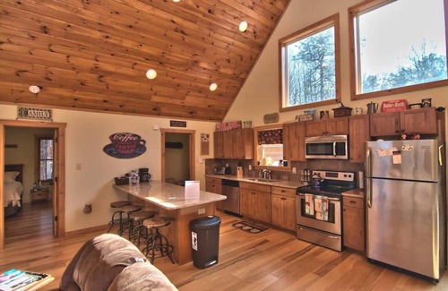 Albrightsville Cabin | Pocono Mountains, Whispering Pines Retreat