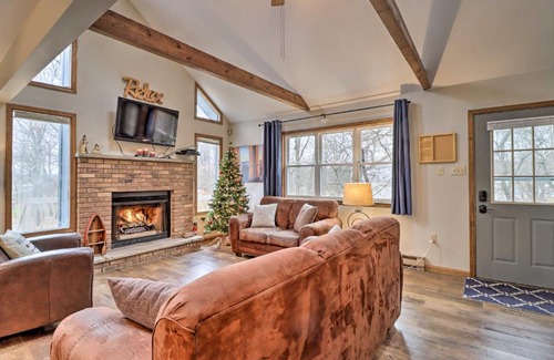 Albrightsville House | Poconos Escape with Hot Tub Less Than 7 Mi to Ski Slopes!