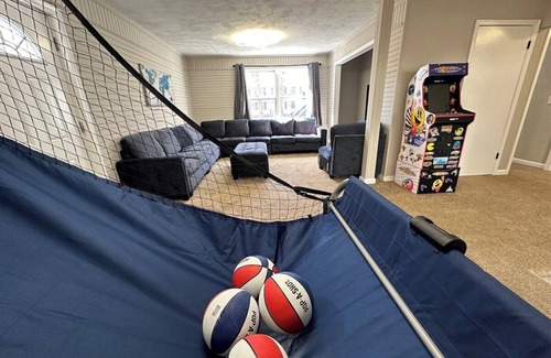 Pocono Summit House | Poconos Retreat w Game room
